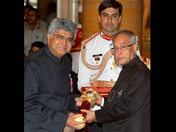 పద్మా అవార్డులను అందుకున్న శ్రీదేవి (పిక్చర్స్)