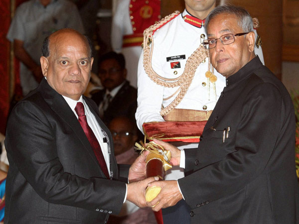 పద్మా అవార్డులను అందుకున్న శ్రీదేవి (పిక్చర్స్)