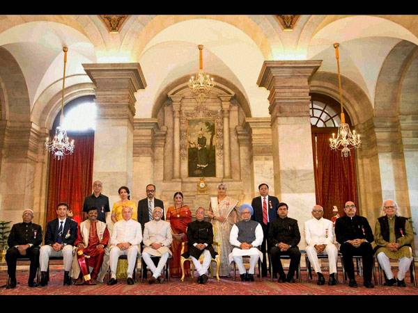 పద్మా అవార్డులను అందుకున్న శ్రీదేవి (పిక్చర్స్)