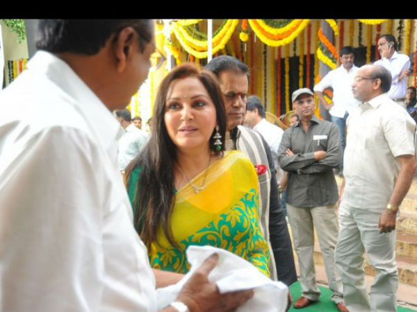 పిక్చర్స్: పొలిటికల్ క్రాస్‌రోడ్స్‌లో సినీ తారలు