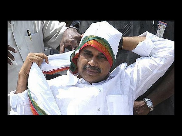  ఫొటోలు: జగన్ సహా ఐదుగురు నడిపించారు