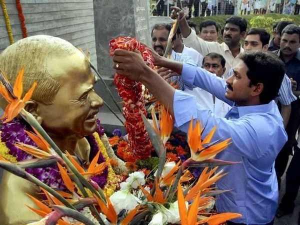 సర్వే: జగన్‌కు చిల్లు, చిరు మీసం మెలేసినా!(పిక్చర్స్)