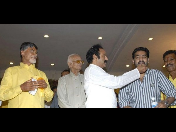 సర్వే: జగన్‌కు చిల్లు, చిరు మీసం మెలేసినా!(పిక్చర్స్)