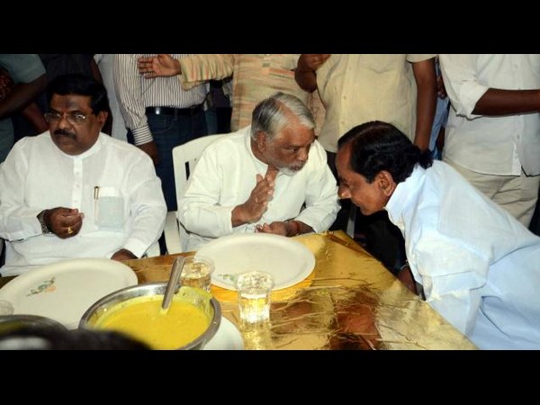 సర్వే: జగన్‌కు చిల్లు, చిరు మీసం మెలేసినా!(పిక్చర్స్)