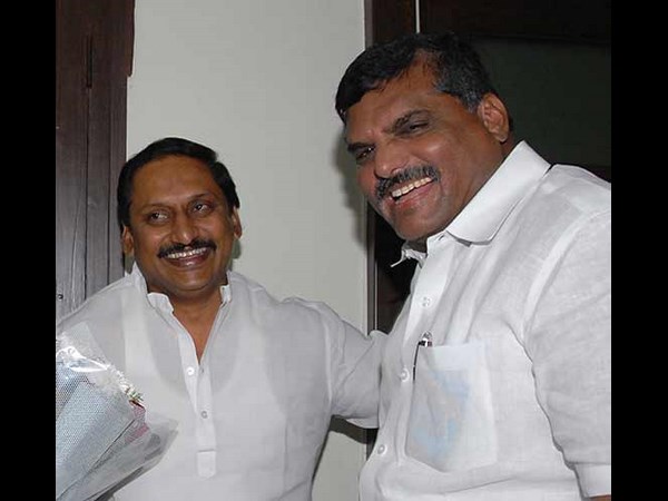 సర్వే: జగన్‌కు చిల్లు, చిరు మీసం మెలేసినా!(పిక్చర్స్)