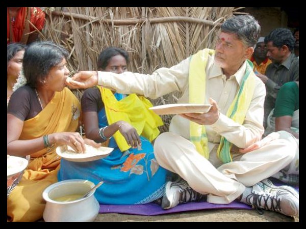 పాదయాత్రల ఫీవర్: ఢిల్లీలో గుసగుస (పిక్చర్స్)