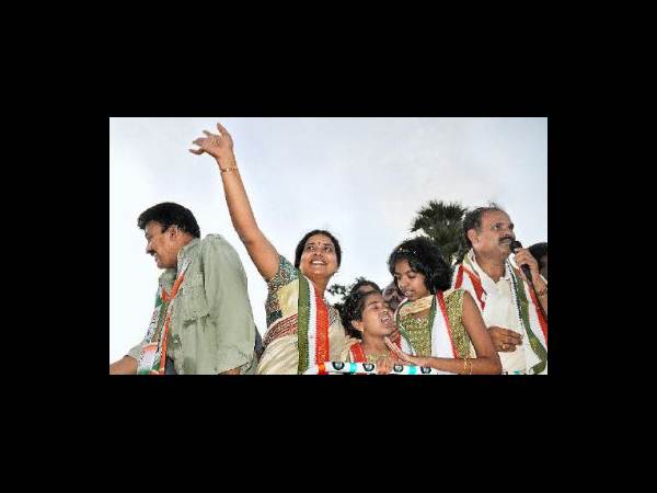 సినీ గ్లామర్‌కు నీళ్లొదిలేస్తున్న బాబు!(పిక్చర్స్)