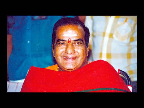 సినీ గ్లామర్‌కు నీళ్లొదిలేస్తున్న బాబు!(పిక్చర్స్)