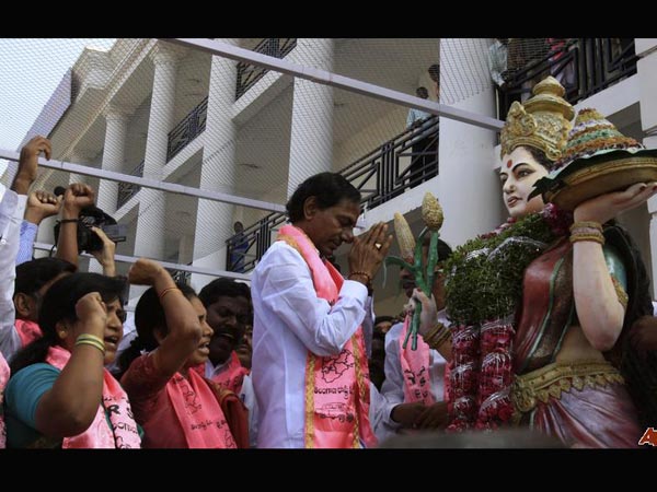 జయ సరే: బాబు, జగన్, కెసిఆర్‌ల్లో ఎవరు? (పిక్చర్స్)