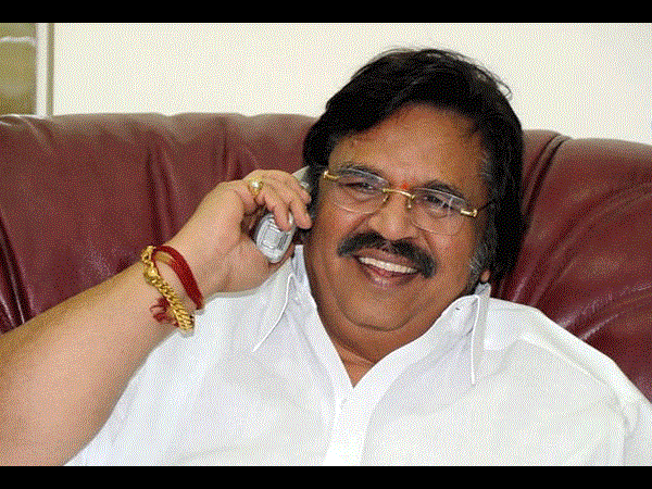 పిక్చర్స్: సినీ పెద్దలు ఏ రాజకీయ పార్టీ వైపో?