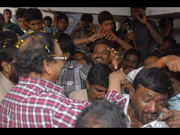 పిక్చర్స్: సినీ పెద్దలు ఏ రాజకీయ పార్టీ వైపో?