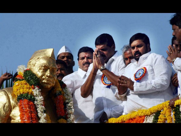 పిక్చర్స్: ఆధిపత్య పోరులో చిరు సహా అగ్రనేతలు