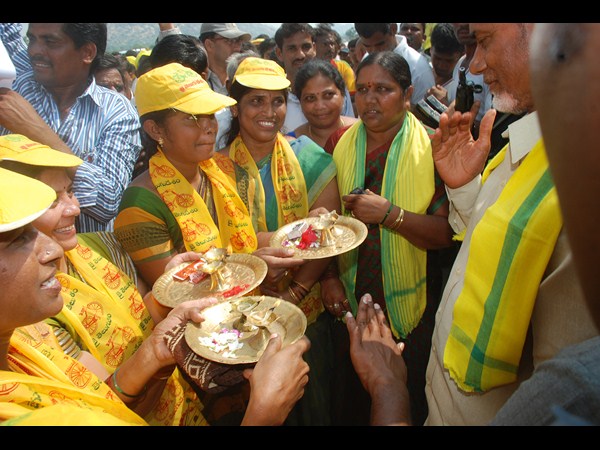 టిడిపి బోనమెత్తిన బాబు: వైయస్ రికార్డు బ్రేక్