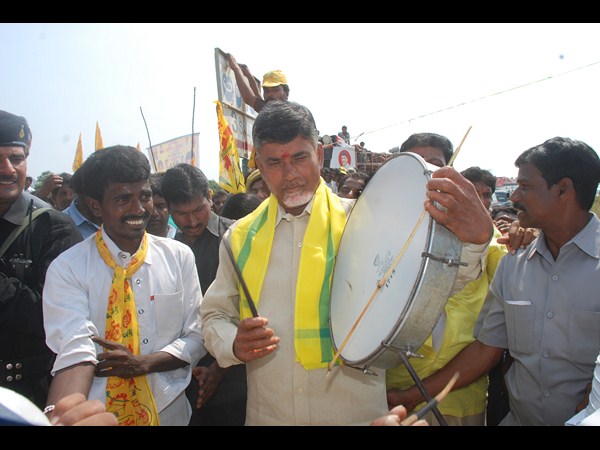 టిడిపి బోనమెత్తిన బాబు: వైయస్ రికార్డు బ్రేక్