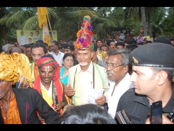 టిడిపి బోనమెత్తిన బాబు: వైయస్ రికార్డు బ్రేక్