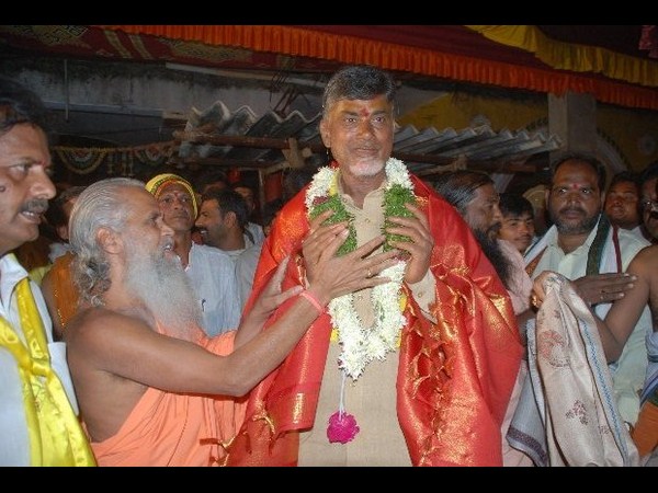 టిడిపి బోనమెత్తిన బాబు: వైయస్ రికార్డు బ్రేక్