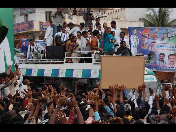 తెలంగాణ: వైయస్ జగన్ పార్టీకి ఎదురీతే (పిక్చర్స్)