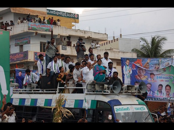 తెలంగాణ: వైయస్ జగన్ పార్టీకి ఎదురీతే (పిక్చర్స్)