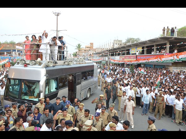 పిక్చర్స్: కెసిఅర్‌తో ఢీకి కిరణ్ రెడ్డి రెడీ