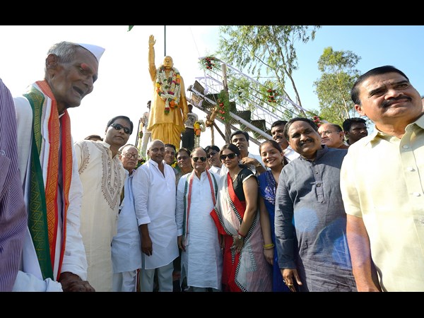 పిక్చర్స్: కెసిఅర్‌తో ఢీకి కిరణ్ రెడ్డి రెడీ