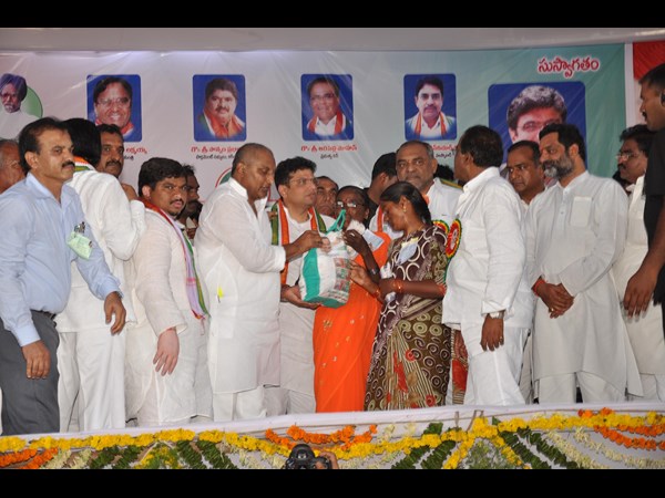 పిక్చర్స్: కెసిఅర్‌తో ఢీకి కిరణ్ రెడ్డి రెడీ