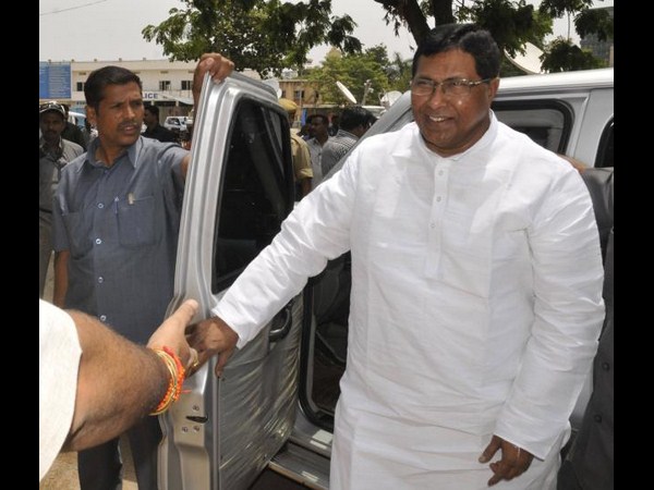  బంగారు తల్లి: కిరణ్ రెడ్డికి మంత్రుల సెగ (పిక్చర్స్)