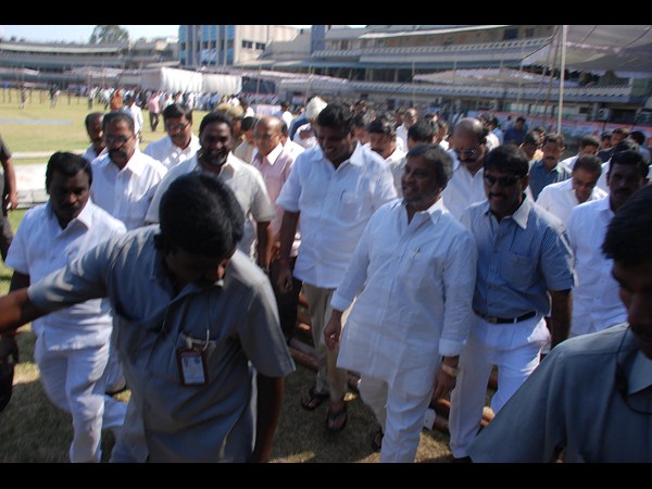  బంగారు తల్లి: కిరణ్ రెడ్డికి మంత్రుల సెగ (పిక్చర్స్)