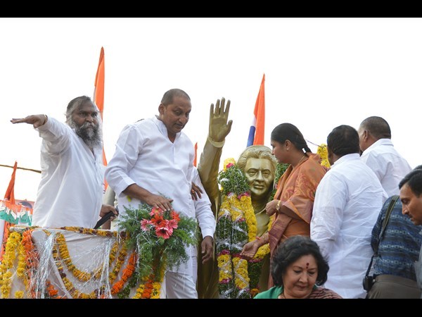  బంగారు తల్లి: కిరణ్ రెడ్డికి మంత్రుల సెగ (పిక్చర్స్)