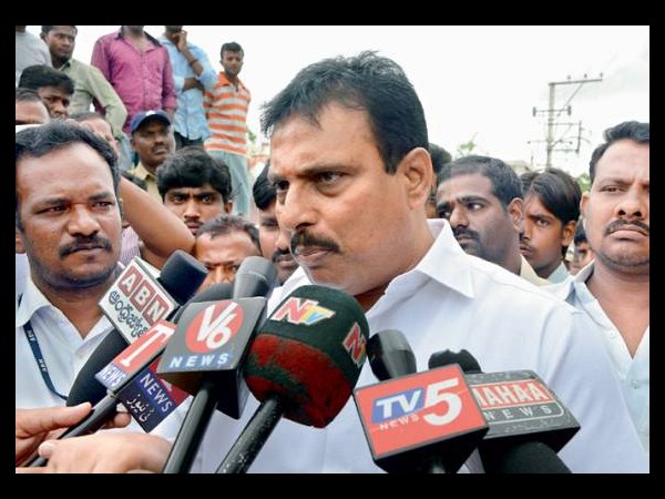  బంగారు తల్లి: కిరణ్ రెడ్డికి మంత్రుల సెగ (పిక్చర్స్)