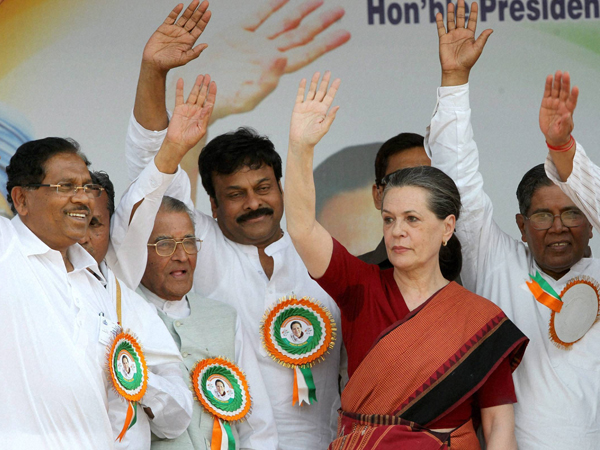  పిక్చర్స్: చిరు ఉన్నా, సోనియా సభలో కుర్చీలు ఖాళీ