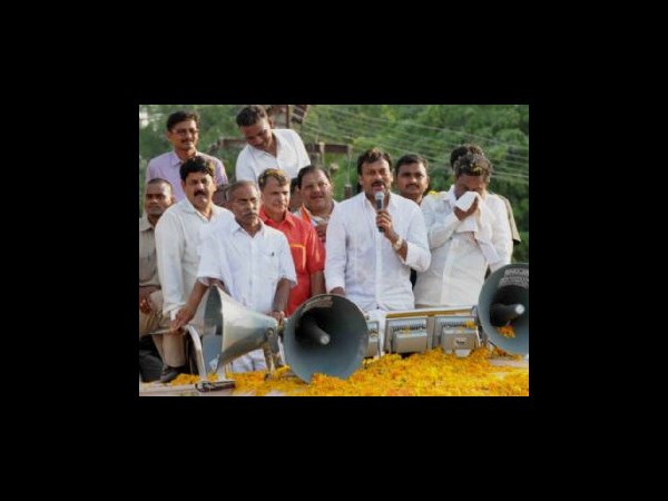 చిరు గ్లామర్‌కు 'ప్రచార' పరీక్ష(పిక్చర్స్)