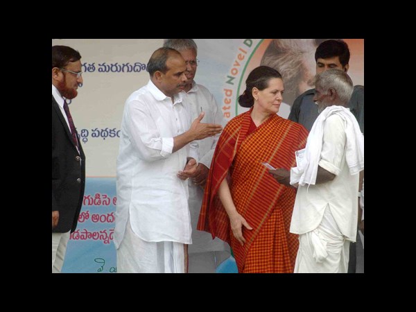  చిరు, జగన్, ఎన్టీఆర్...: కాంగ్‌లో ఆరు ముక్కలాట