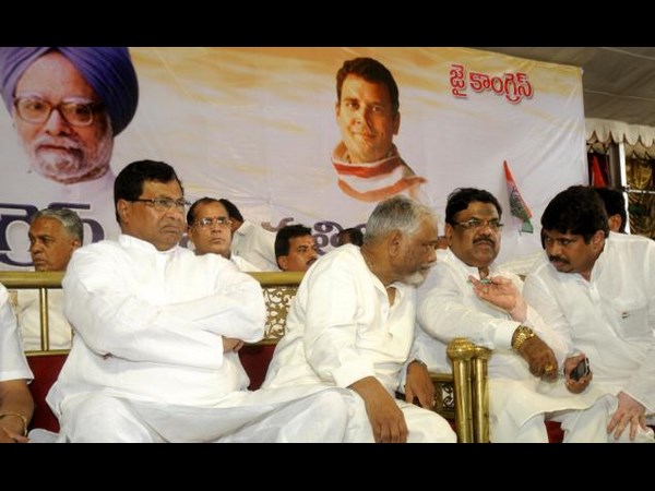  చిరు, జగన్, ఎన్టీఆర్...: కాంగ్‌లో ఆరు ముక్కలాట