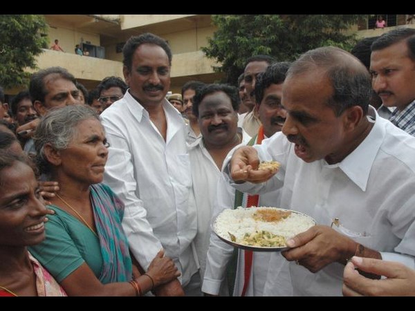 వైయస్‌కు నీళ్లు... ఎన్టీఆరే హీరో(పిక్చర్స్)