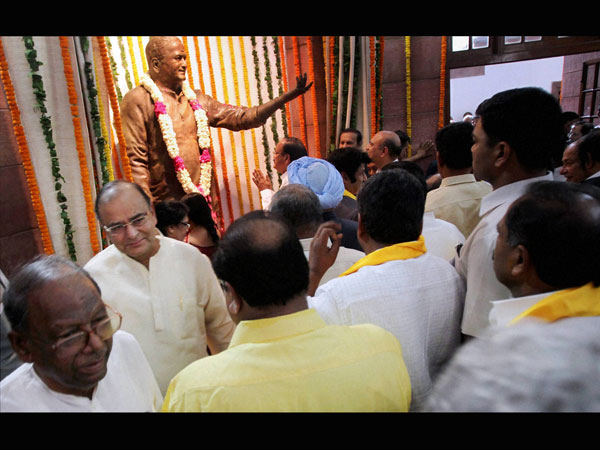 పార్లమెంట్ ఆవరణలో ఎన్టీఆర్‌ విగ్రహావిష్కరణ ఫోటోలు