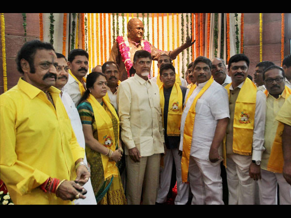 పార్లమెంట్ ఆవరణలో ఎన్టీఆర్‌ విగ్రహావిష్కరణ ఫోటోలు