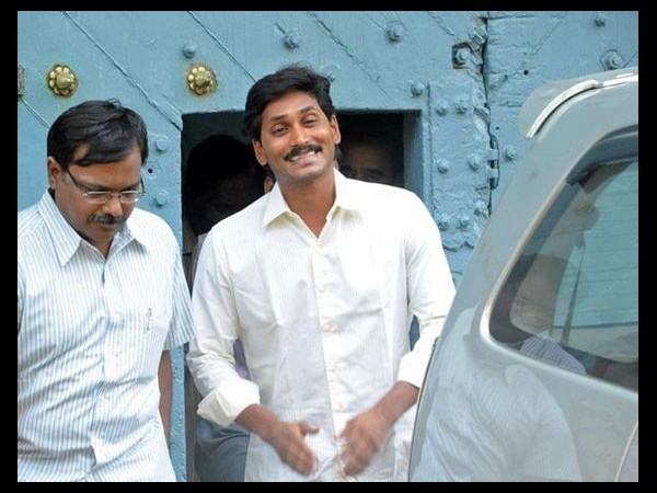 వైయస్ వేరు.. జగన్ వేరు!(పిక్చర్స్)