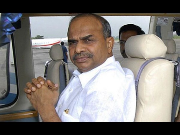 వైయస్ వేరు.. జగన్ వేరు!(పిక్చర్స్)