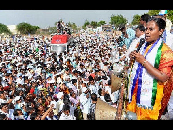 వైయస్ వేరు.. జగన్ వేరు!(పిక్చర్స్)