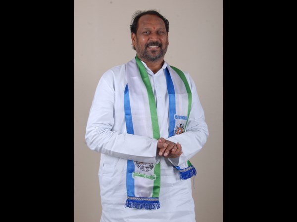 వైయస్ వేరు.. జగన్ వేరు!(పిక్చర్స్)