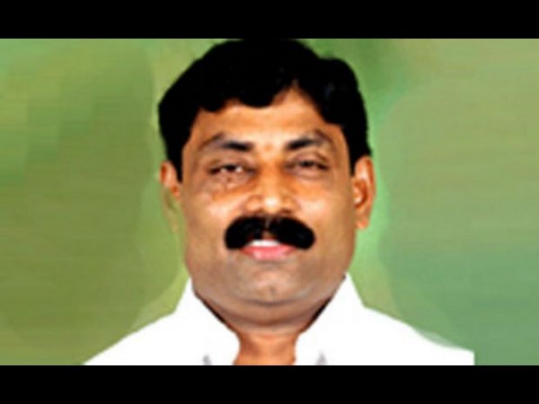 వైయస్ వేరు.. జగన్ వేరు!(పిక్చర్స్)