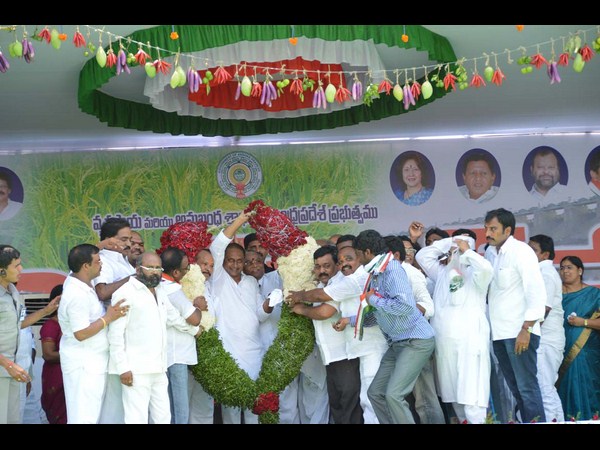 ఫొటోలు: కరెంట్ సమస్యపై సిఎం కిరణ్ రెడ్డి హామీ