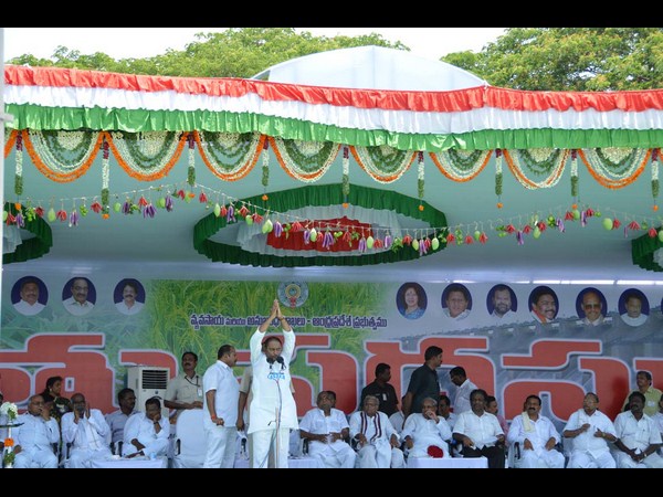 ఫొటోలు: కరెంట్ సమస్యపై సిఎం కిరణ్ రెడ్డి హామీ