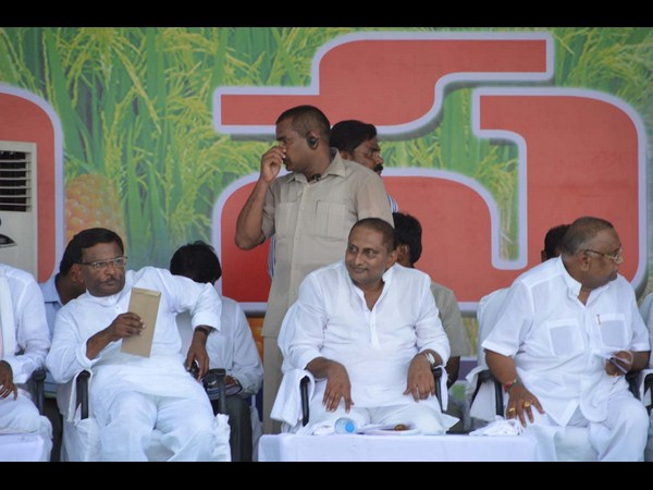 ఫొటోలు: కరెంట్ సమస్యపై సిఎం కిరణ్ రెడ్డి హామీ