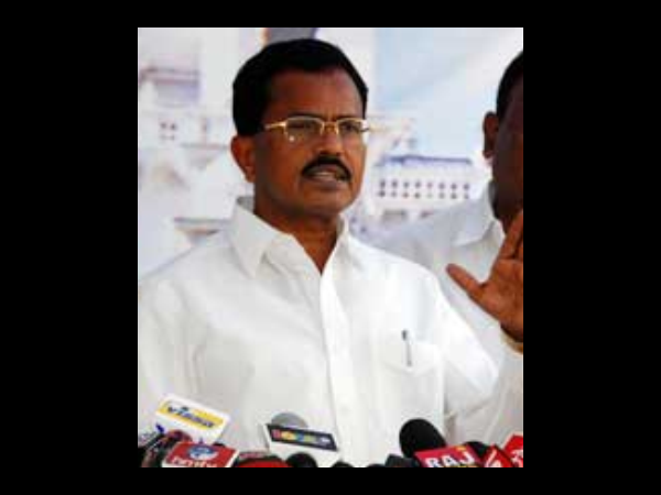 పొలిటికల్ గేమ్: టిడిపి నేతలకు కొత్త చిక్కులు (పిక్చర్స్)