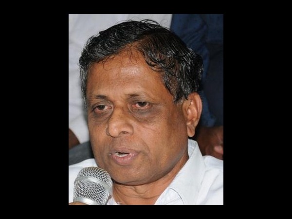 పొలిటికల్ గేమ్: టిడిపి నేతలకు కొత్త చిక్కులు (పిక్చర్స్)
