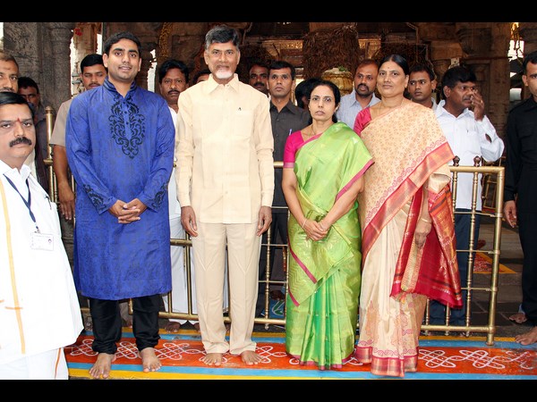 ఫొటోలు: తిరుమలలో కుటుంబ సమేతంగా బాబు