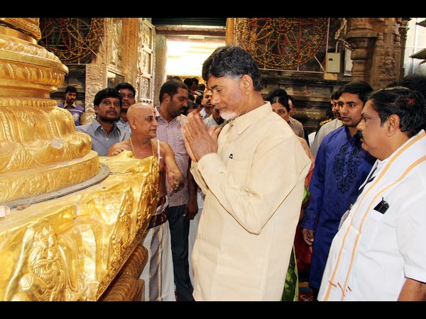 ఫొటోలు: తిరుమలలో కుటుంబ సమేతంగా బాబు