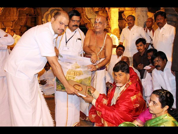 ఫొటోలు: తిరుమలలో కుటుంబ సమేతంగా బాబు