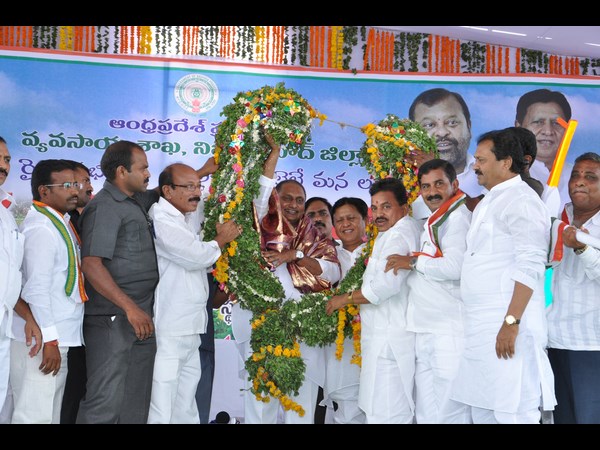 బాబు ఏనాడైనా చెప్పారా: సిఎం (పిక్చర్స్)